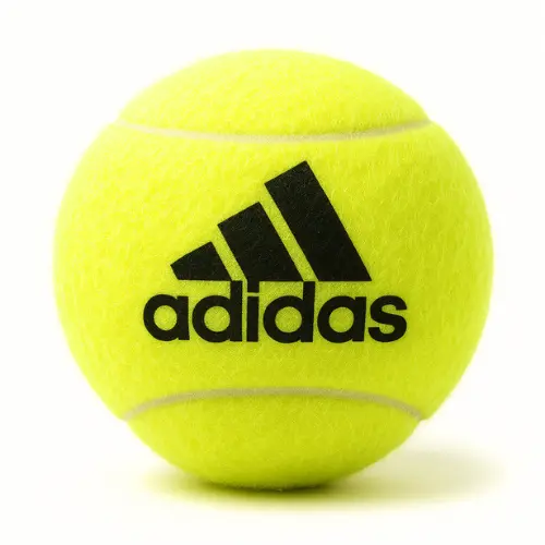 Logo de marca Adidas en una pelota de pádel
