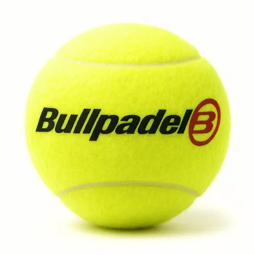 Logo de marca Bullpadel en una pelota de pádel