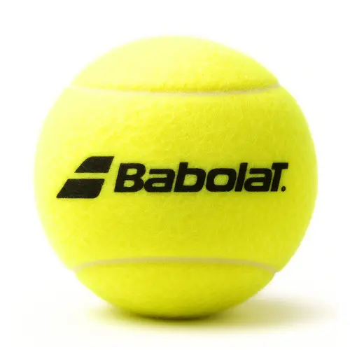 Logo de marca Babolat en una pelota de pádel