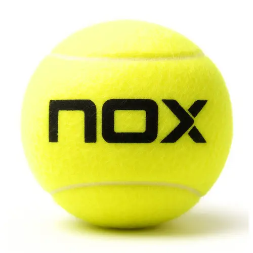 Logo de marca Nox en una pelota de pádel