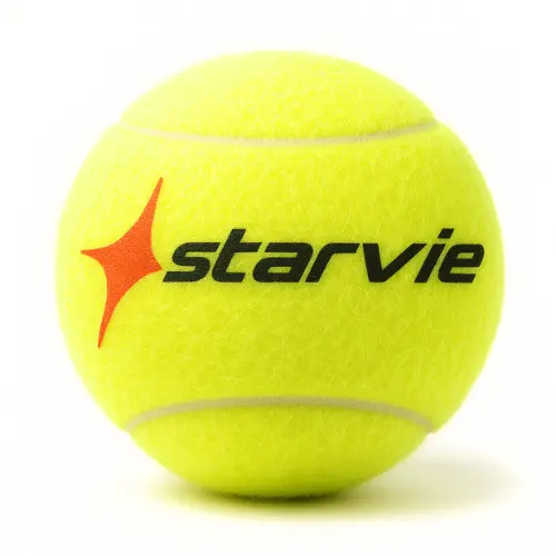 Logo de marca Starvie en una pelota de pádel