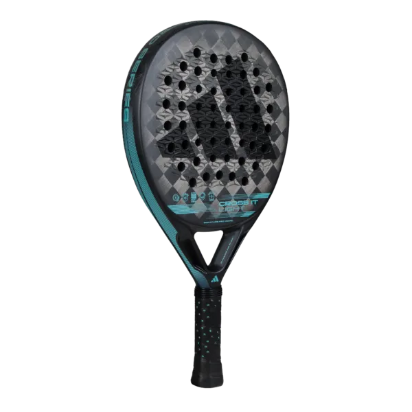 Imagen lateral de la pala de padel adidas cross it light de la jugadora profesional marta Ortega