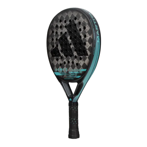 Imagen lateral desde otro ángulo de la pala de padel adidas cross it light de la jugadora profesional marta Ortega