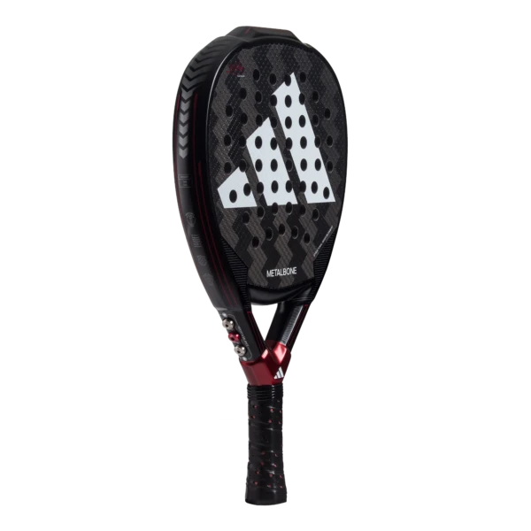 Imagen lateral desde otro ángulo de la pala de padel adidas metalbone 3.3 2024 del jugador profesional Ale Galán en negro y rojo