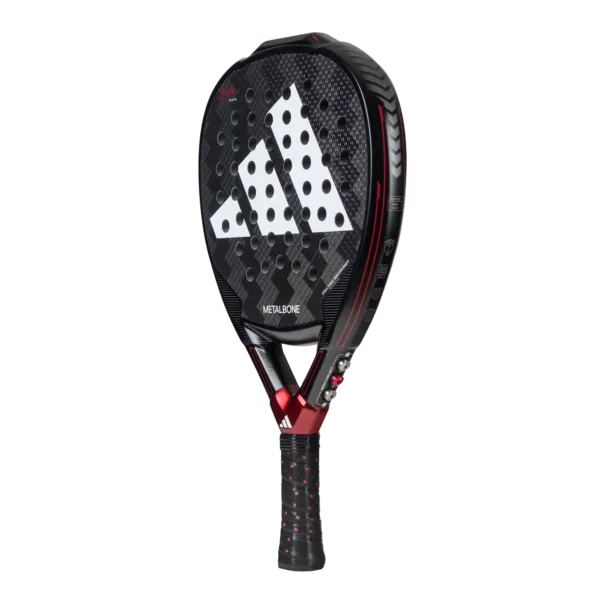 Imagen lateral desde otro ángulo de pala de padel adidas metalbone 3.3 en colores negro y rojo de el jugador profesional ale galán