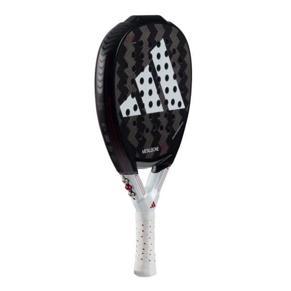 Imagen lateral desde otro ángulo de la pala de padel adidas metalbone hrd 3.3 del jugador de padel profesional Ale Galan
