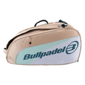 Vista frontal del paletero de padel bullpadel elite 2025 en color rosa pastel de la jugadora Gemma Triay