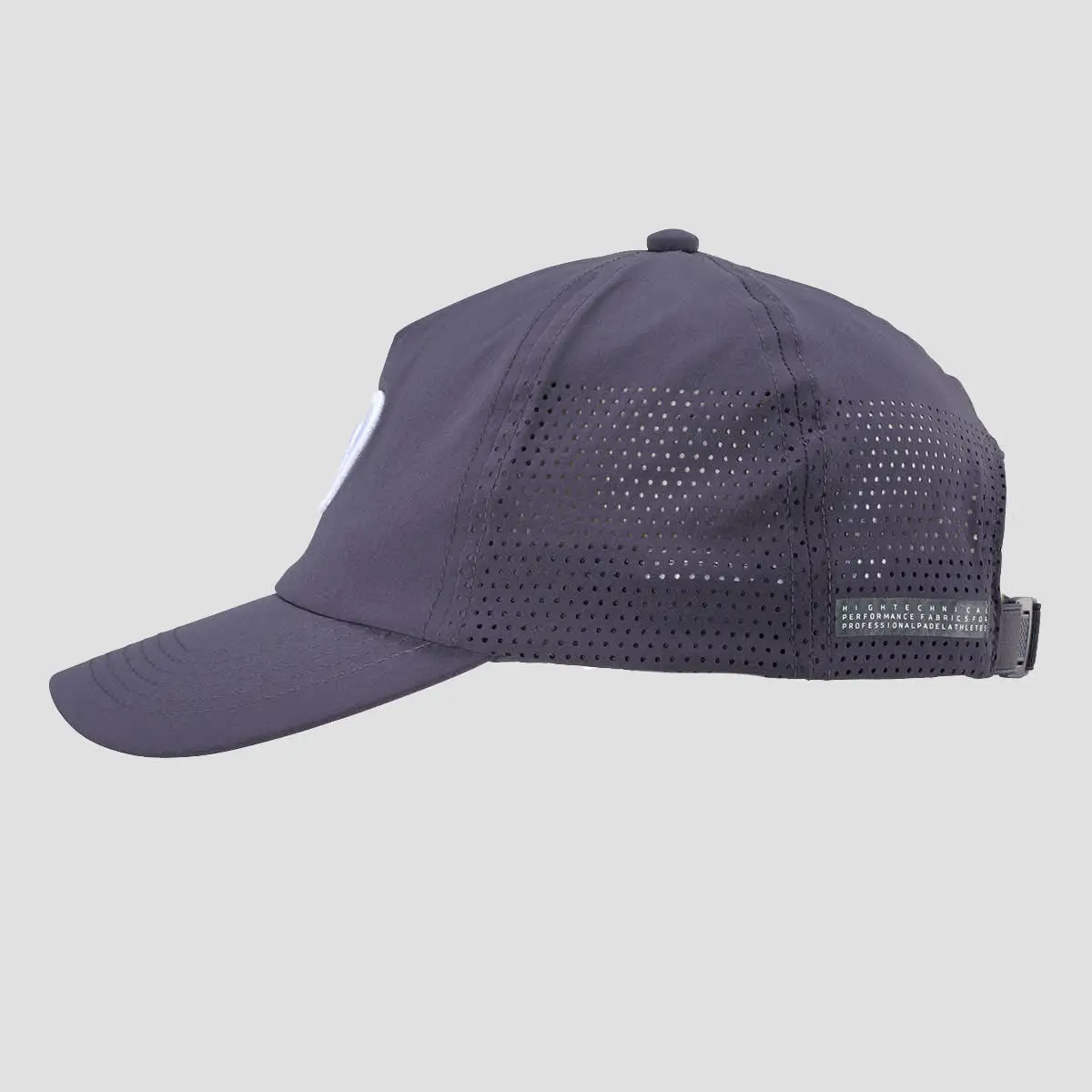 Costado de la gorra de padel bullpadel en color azul sombra