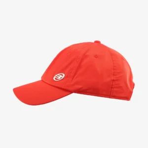 Costado del gorro de padel bullpadel en color cereza