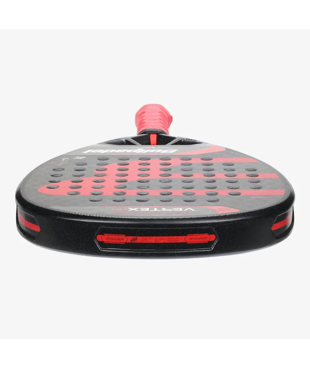 Imagen acostada de la pala de padel bullpadel vertex 04 2024 en colores negro y rojo del jugador profesional Juan Tello