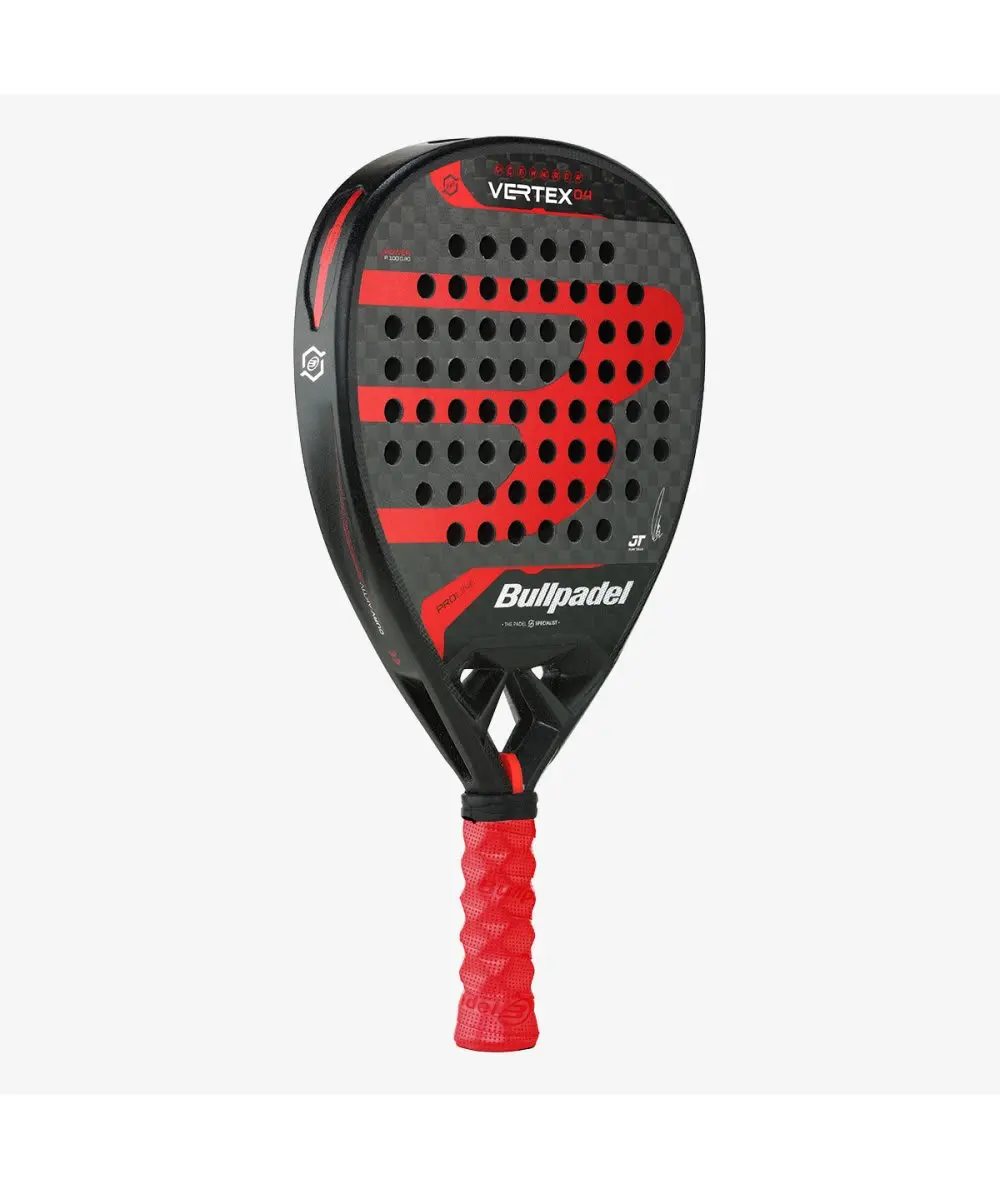 Imagen lateral de la pala de padel bullpadel vertex 04 2024 en colores negro y rojo del jugador profesional Juan Tello