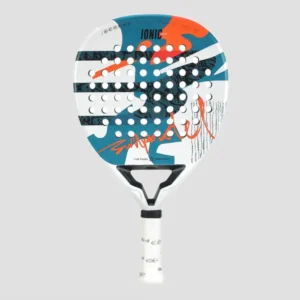 Vista frontal de la pala de padel bullpadel ionic 2025 light de la jugadora profesional claudia fernandez
