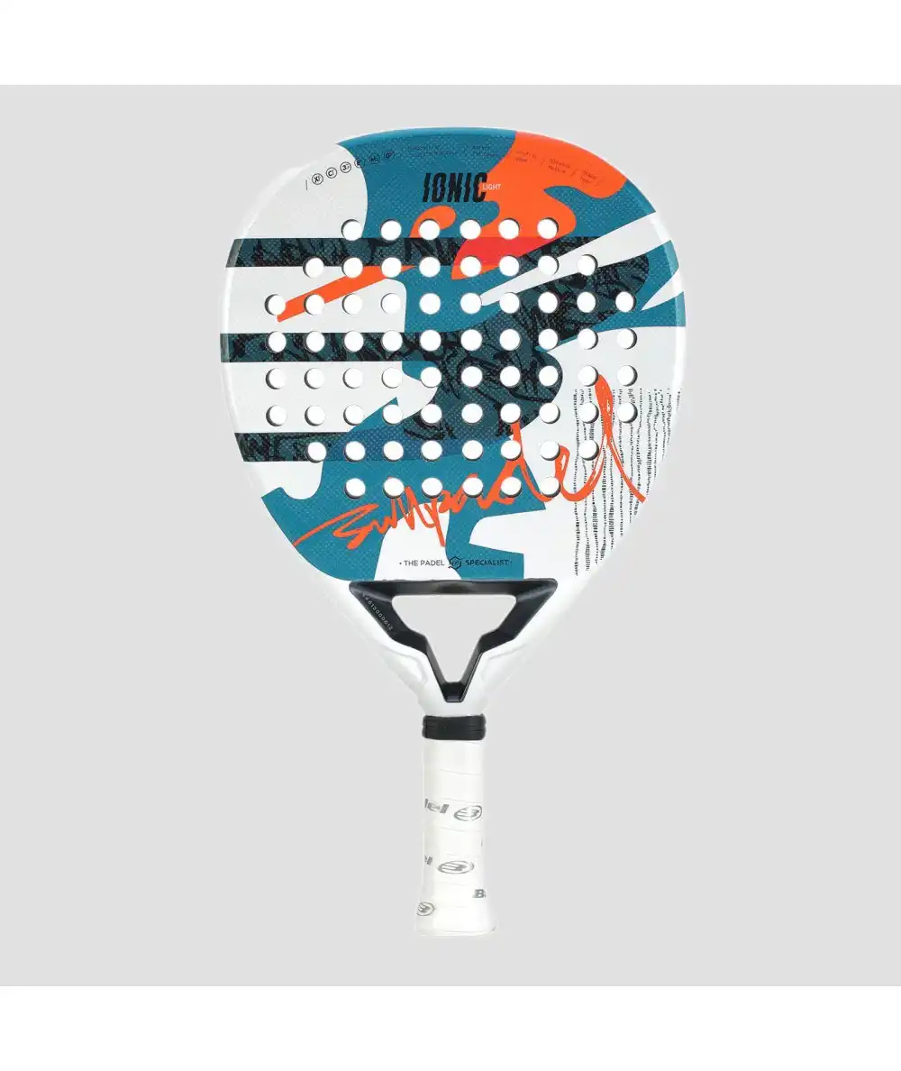 Vista frontal de la pala de padel bullpadel ionic 2025 light de la jugadora profesional claudia fernandez
