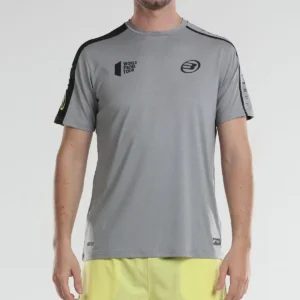 Vista delantera de la polera de padel para hombre bullpadel del world padel tour en color gris