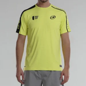 Vista frontal de la polera de padel para hombre bullpadel del world padel tour en color amarillo