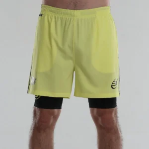 Vista frontal del short de padel para hombre bullpadel lirio limón del world padel tour