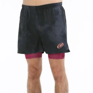 Vista frontal del short de padel para hombre Bullpadel en color negro